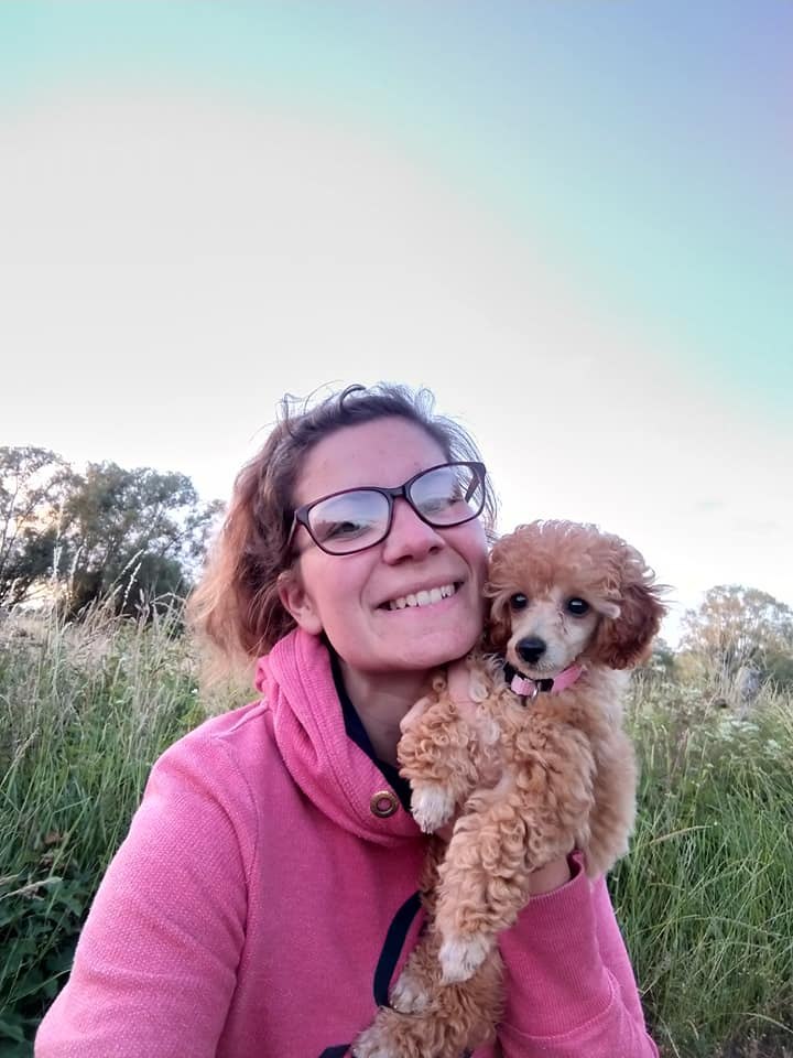 Amandine Creten et un chiot caniche en balade, toiletteuse comportementale à Sinsin